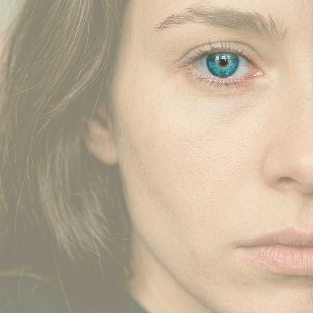 Mirada serena de una mujer
